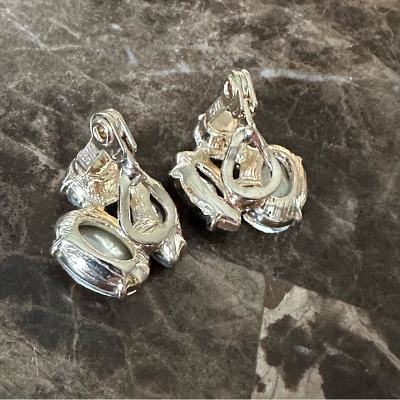 Vintage JJG 3 Stone Clip On Earrings - Picture 3 of 6